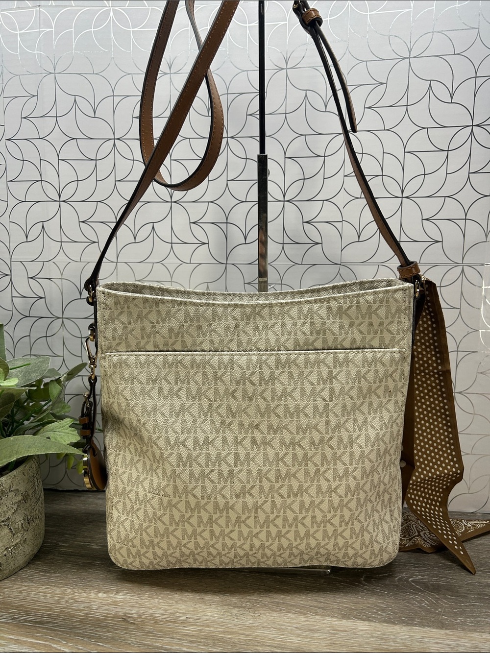 7027 Michael Kors Cream MK Logo Crossbody Bag 269817027 - Picture 2 of 6